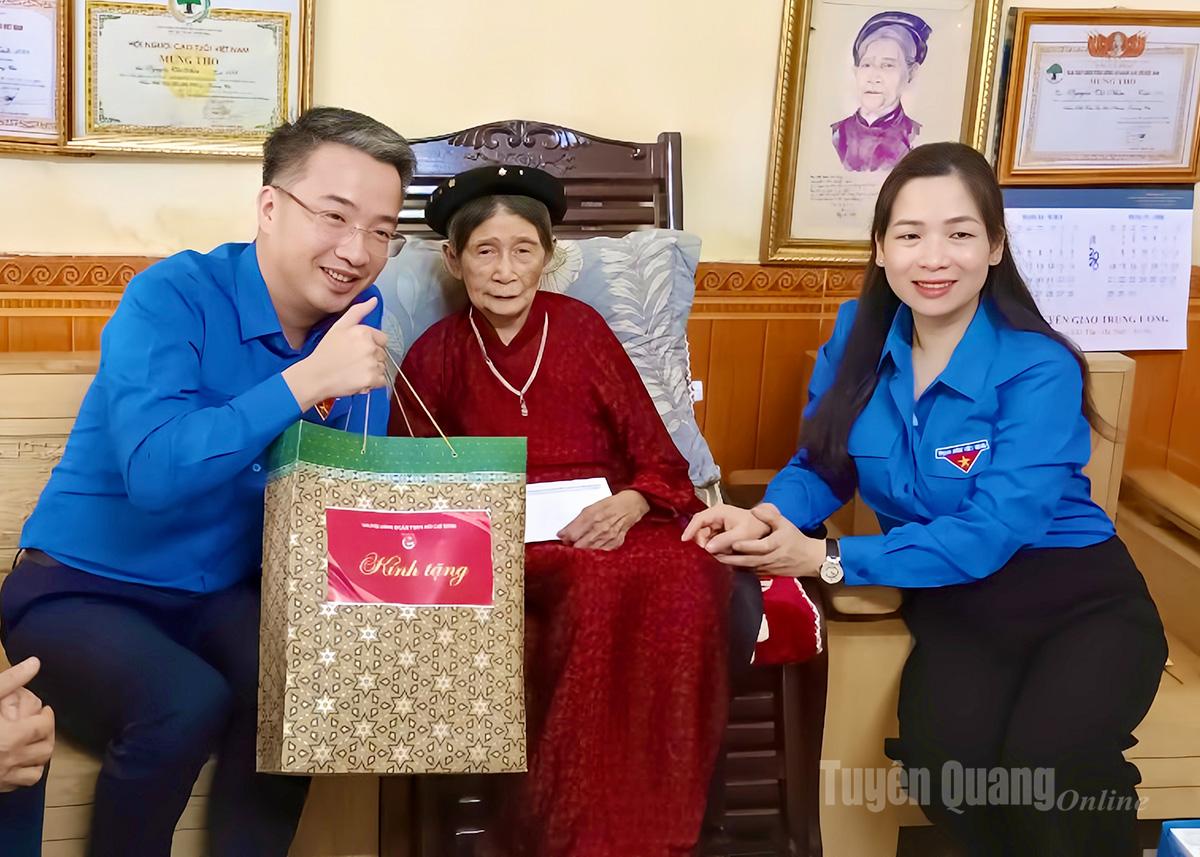 Leaders of the Central Youth Union visit and present gifts to Vietnamese Heroic Mothers in Tuyen Quang