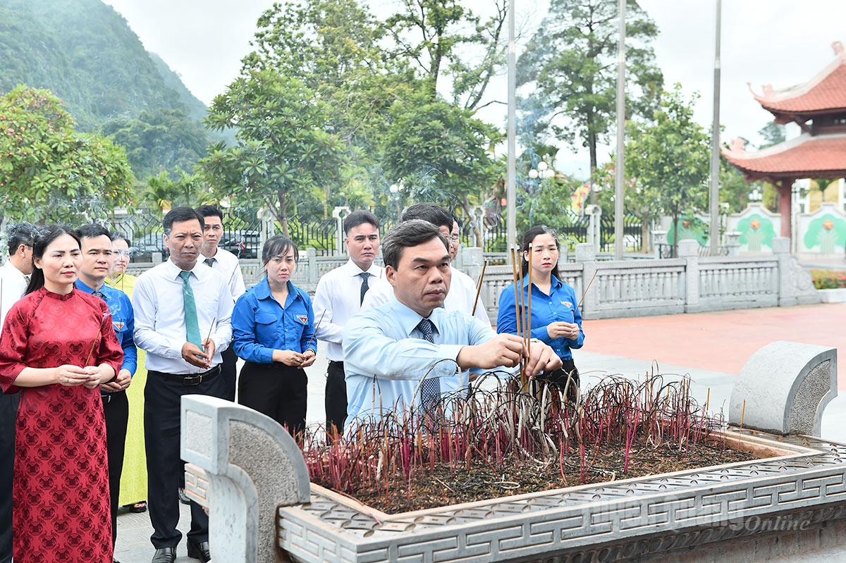 Delegation of Vietnam Fatherland Central Committee offers incense at Tan Trao Special National Relic Site