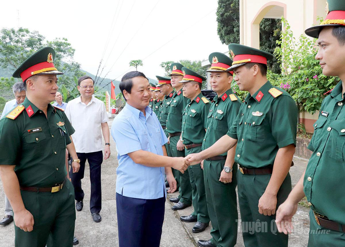 Secretary of the Provincial Party Committee Hau A Lenh works with Chiem Hoa Commune Party Committee after the merger
