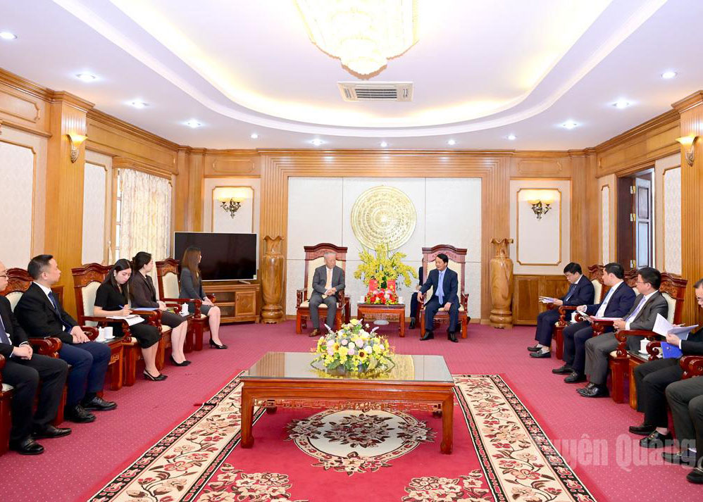 Provincial Party Secretary Hau A Lenh meets with a delegation from China’s Pacific Construction Group