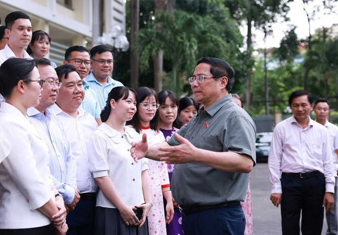 PM urges two-level local admistrations to shift to proactive service