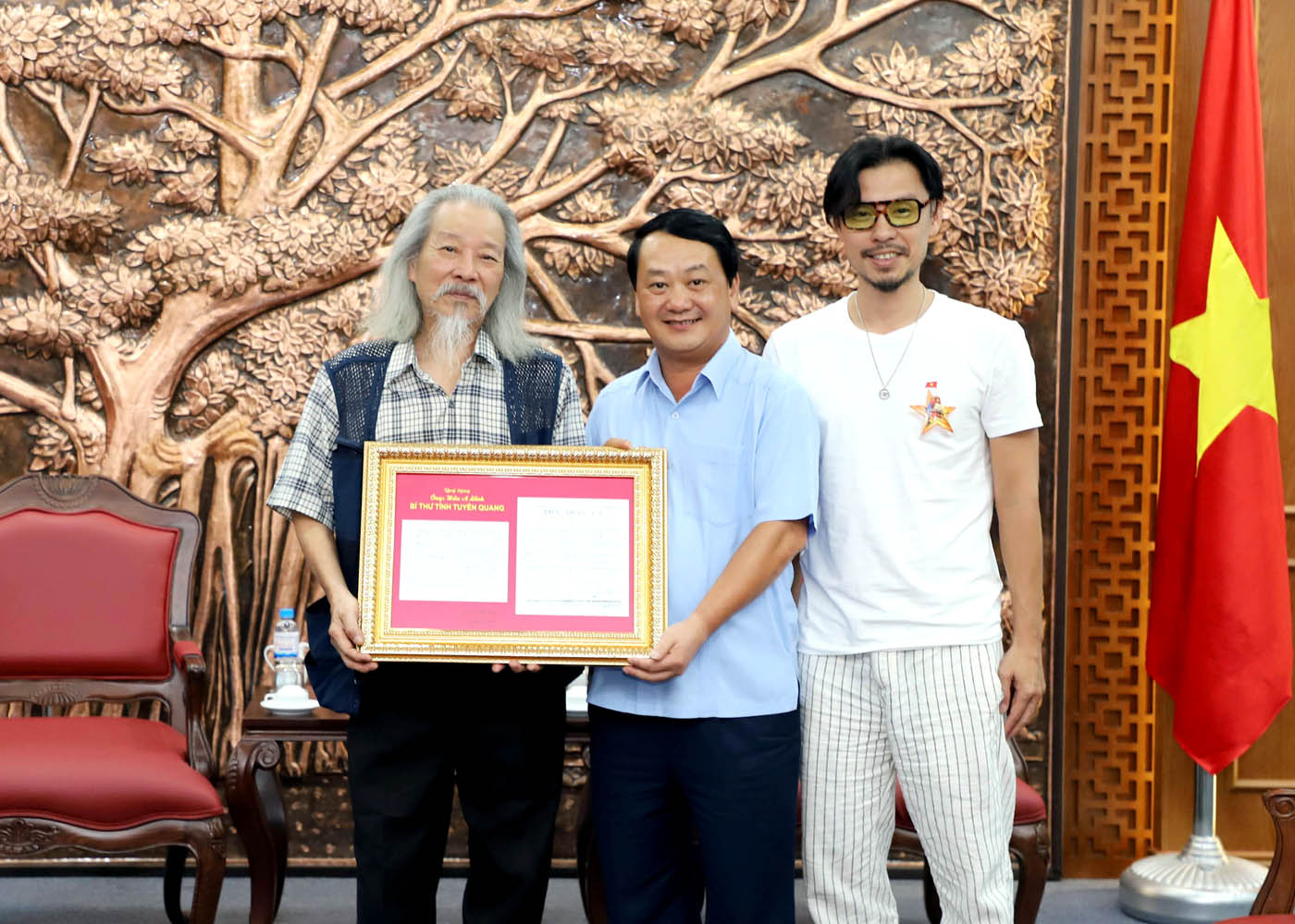 Tuyen Quang receives the original manuscript of Vietnam’s national anthem "Tien Quan Ca"