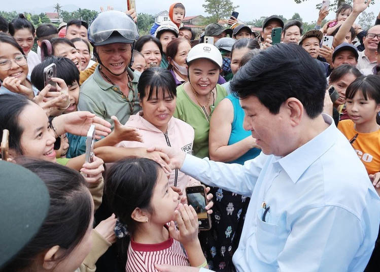 State President visits, encourages flood victims in Da Nang city's Go Noi commune